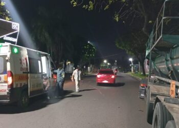 Dos hombres fueron hospitalizados luego de colisionar con un camión estacionado en Posadas