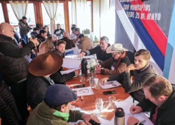El nuevo gabinete provincial se reúne con intendentes en San Ignacio este jueves
