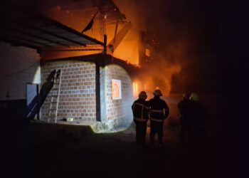 Dejó el celular cargando mientras dormía y se incendió su vivienda