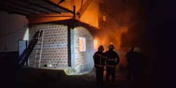 Dejó el celular cargando mientras dormía y se incendió su vivienda