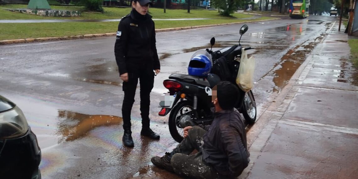 Un motociclista resultó lesionado tras despistar en Santa Ana