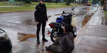 Un motociclista resultó lesionado tras despistar en Santa Ana