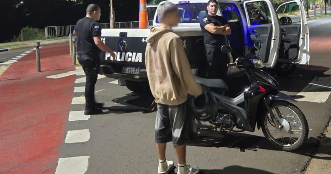 Realizaba maniobras temerarias con una moto en la Costanera y terminó detenido