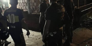 Se refugió bajo llave en su propia casa para protegerse de su hijo: la Policía lo rescató y detuvo al agresor