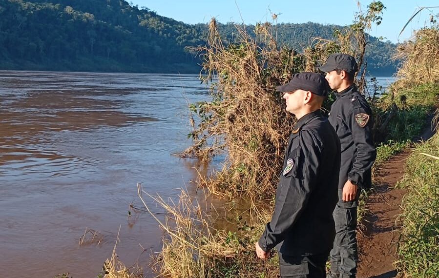 Continúa la búsqueda del joven que cayó al río Uruguay en El Soberbio