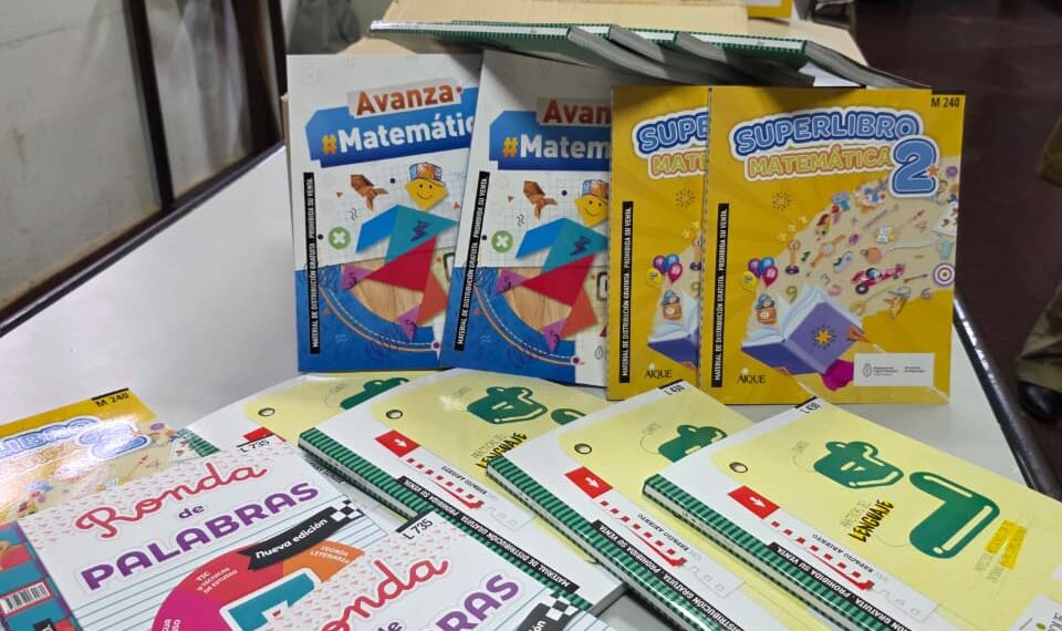 Comenzó en Misiones la distribución de más de 600.000 libros de Matemática, Lengua y literatura para escuelas públicas y privadas
