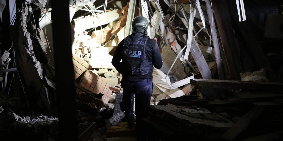 A una semana de los terremotos en Venezuela, rescatan con vida a un hombre atrapado entre los escombros
