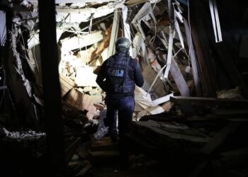 A una semana de los terremotos en Venezuela, rescatan con vida a un hombre atrapado entre los escombros