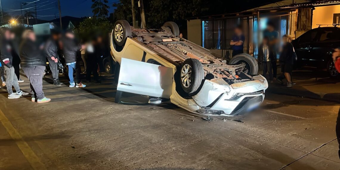 Un auto volcó tras chocar contra otro vehículo estacionado en Posadas: no hubo heridos