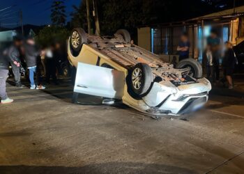 Un auto volcó tras chocar contra otro vehículo estacionado en Posadas: no hubo heridos