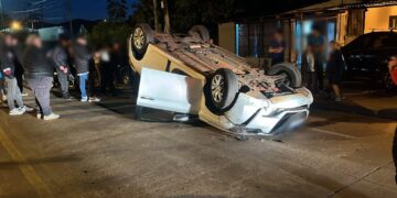 Un auto volcó tras chocar contra otro vehículo estacionado en Posadas: no hubo heridos