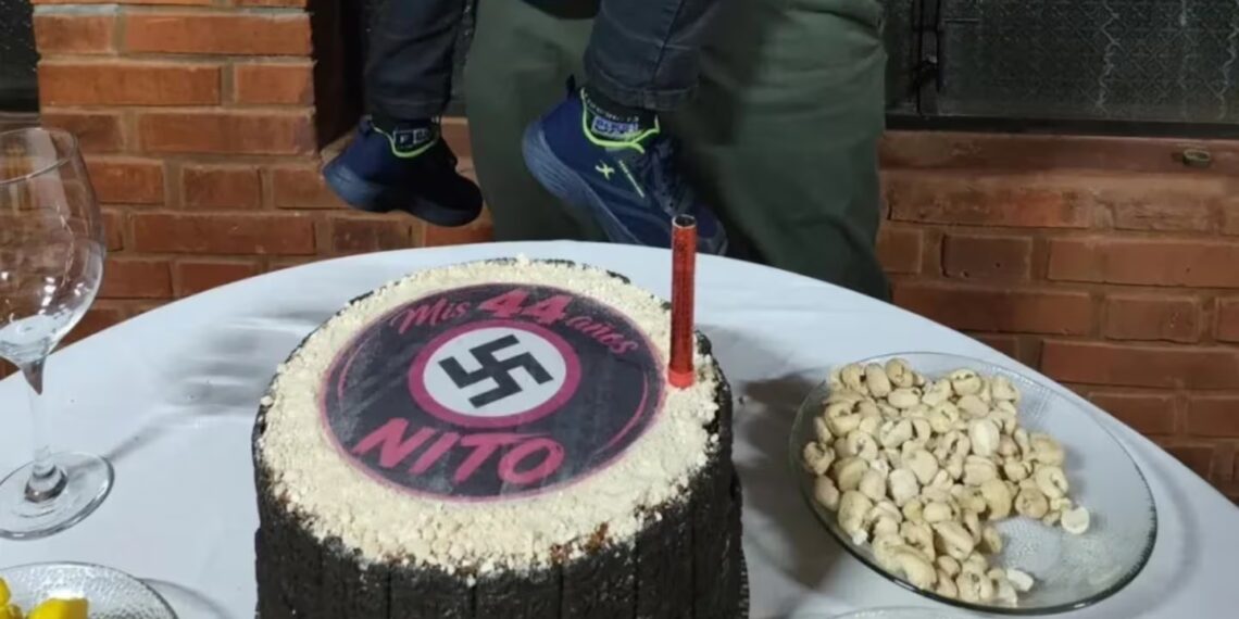 Oberá: un hombre festejó su cumpleaños con una torta decorada con una esvástica y un nene apareció haciendo el saludo nazi