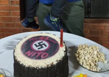 Oberá: un hombre festejó su cumpleaños con una torta decorada con una esvástica y un nene apareció haciendo el saludo nazi