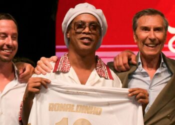 Con 46 años, Ronaldinho vuelve del retiro y jugará en un club del ascenso de Italia