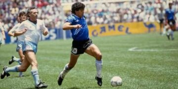 Subastaron la pelota con la que Maradona hizo historia ante Inglaterra en 1986: cuánto pagaron