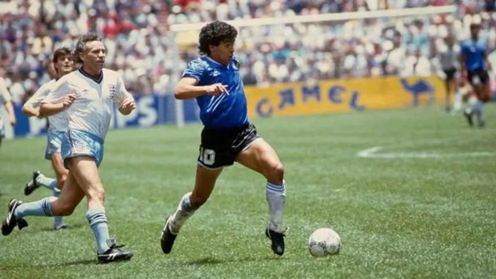Subastaron la pelota con la que Maradona hizo historia ante Inglaterra en 1986: cuánto pagaron
