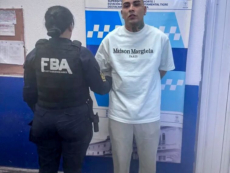 Detuvieron al cantante Callejero Fino en Tigre con un arma de guerra ilegal y una camioneta sin patente