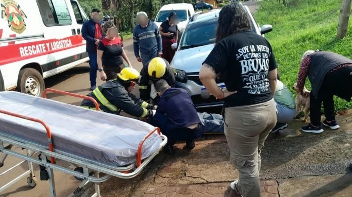 Oberá: olvidó accionar el freno de mano y terminó atropellado por su propio vehículo