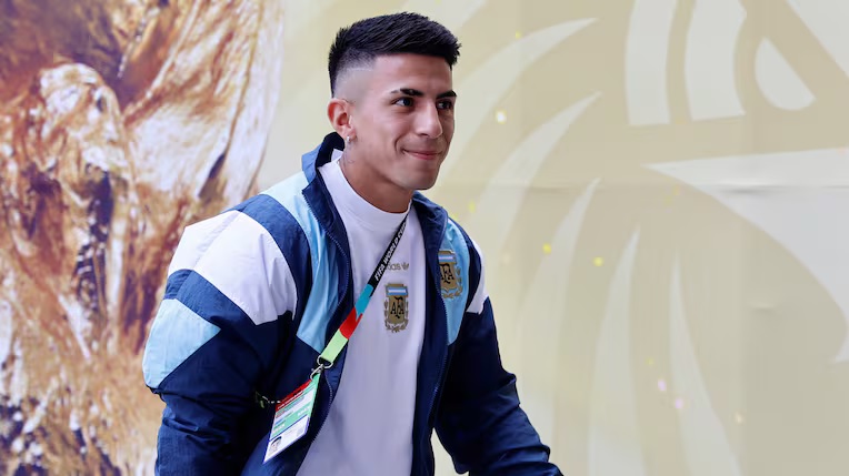 Thiago Almada llegó a la Argentina para sumarse a River Plate