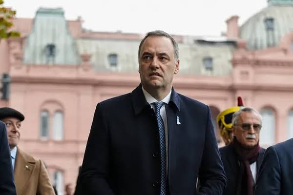 La fiscalía solicitó a Manuel Adorni que justifique sus bienes en el lapso de 15 días