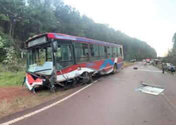 San Pedro: un muerto en un choque entre un auto y un colectivo