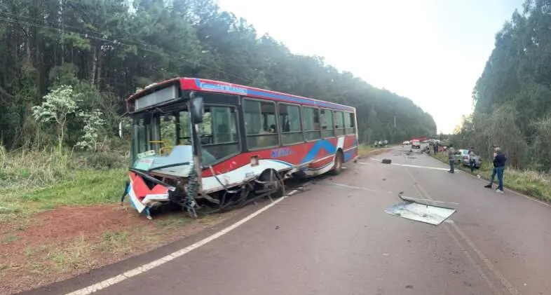 San Pedro: un muerto en un choque entre un auto y un colectivo