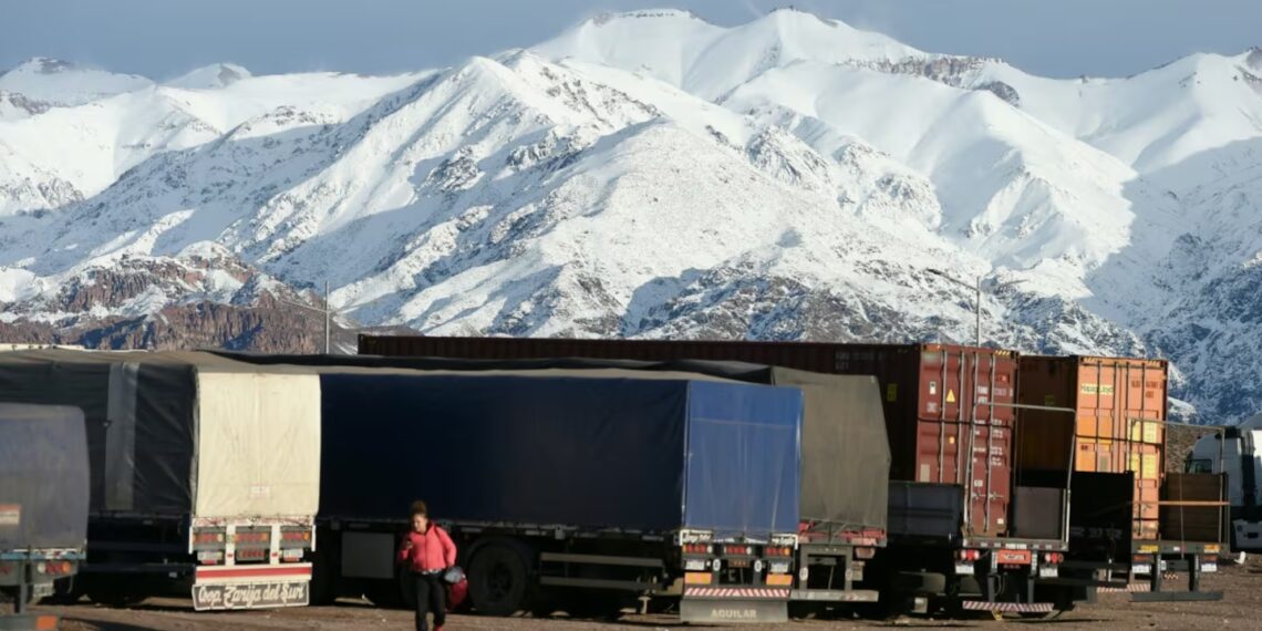 Tras más de un mes cerrado, reabrió el Paso Cristo Redentor en Mendoza: miles de camiones esperan para cruzar la frontera