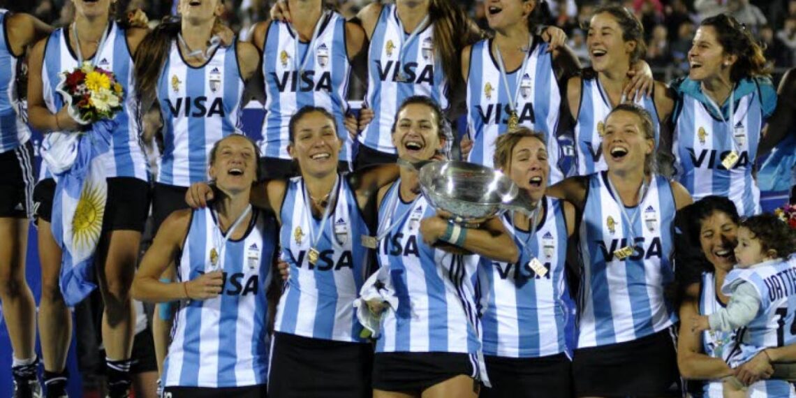 Locura por Las Leonas: una multitud recibió a las campeonas del mundo en Ezeiza