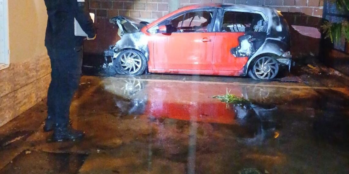 Investigan el incendio de un vehículo que quedó completamente destruido en Eldorado