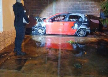 Investigan el incendio de un vehículo que quedó completamente destruido en Eldorado