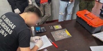 Llevó carne para el guiso a sus familiares detenidos y la guardia descubrió que tenía cocaína escondida
