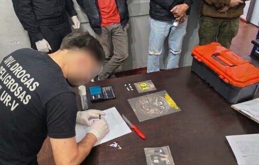 Llevó carne para el guiso a sus familiares detenidos y la guardia descubrió que tenía cocaína escondida