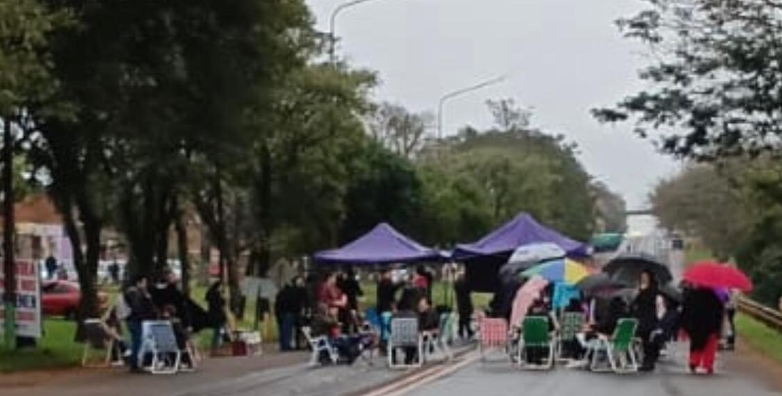 Docentes interrumpieron totalmente el tránsito sobre la Ruta Nacional 12 en Jardín América