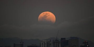 Eclipse en Argentina: a qué hora se verá y cómo observar la Luna de sangre