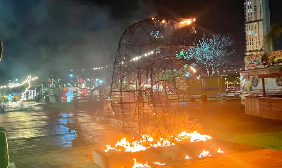 Bomberos controlaron un principio de incendio en el ingreso al Parque de las Fiestas en Posadas