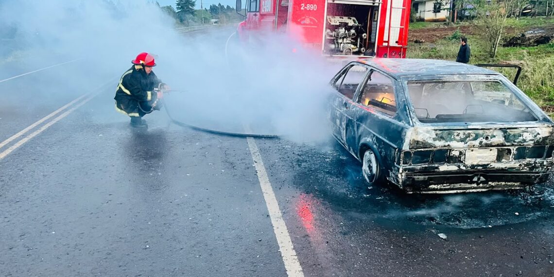 Un vehículo quedó totalmente destruido por un incendio sobre la Ruta Provincial 17 en Dos Hermanas