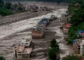 Una inundación repentina arrasó pueblos en la frontera de Nepal con China: 95 muertos y 384 turistas desaparecidos