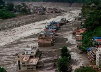 Una inundación repentina arrasó pueblos en la frontera de Nepal con China: 95 muertos y 384 turistas desaparecidos