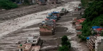 Una inundación repentina arrasó pueblos en la frontera de Nepal con China: 95 muertos y 384 turistas desaparecidos