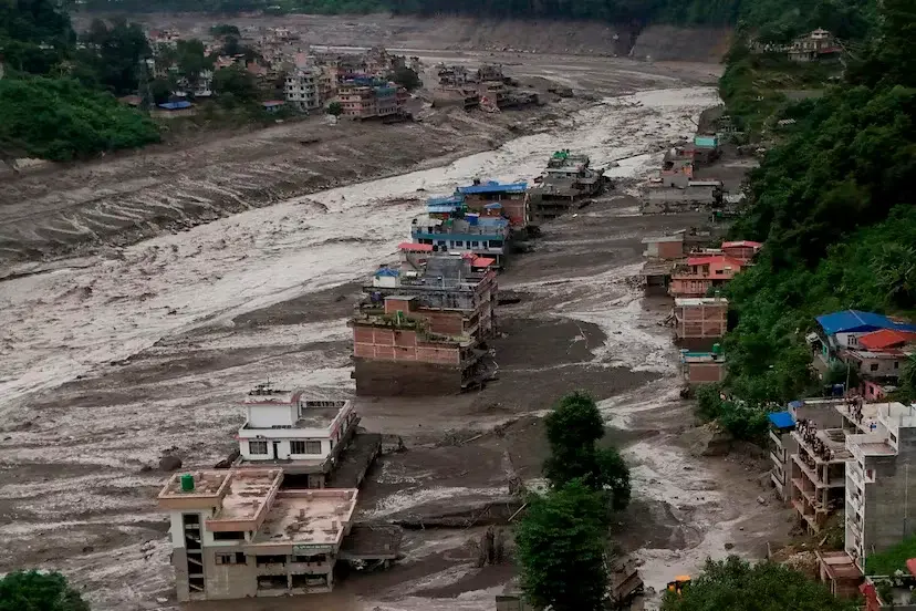 Una inundación repentina arrasó pueblos en la frontera de Nepal con China: 95 muertos y 384 turistas desaparecidos