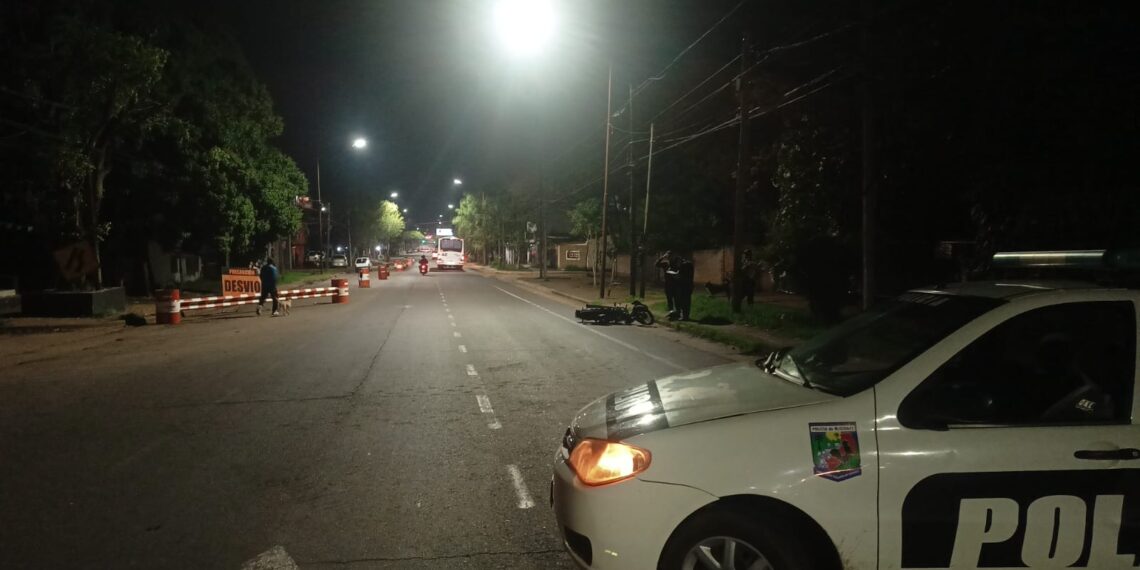 Chocó a una moto en Posadas, dejó dos heridos y escapó del lugar