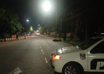 Chocó a una moto en Posadas, dejó dos heridos y escapó del lugar