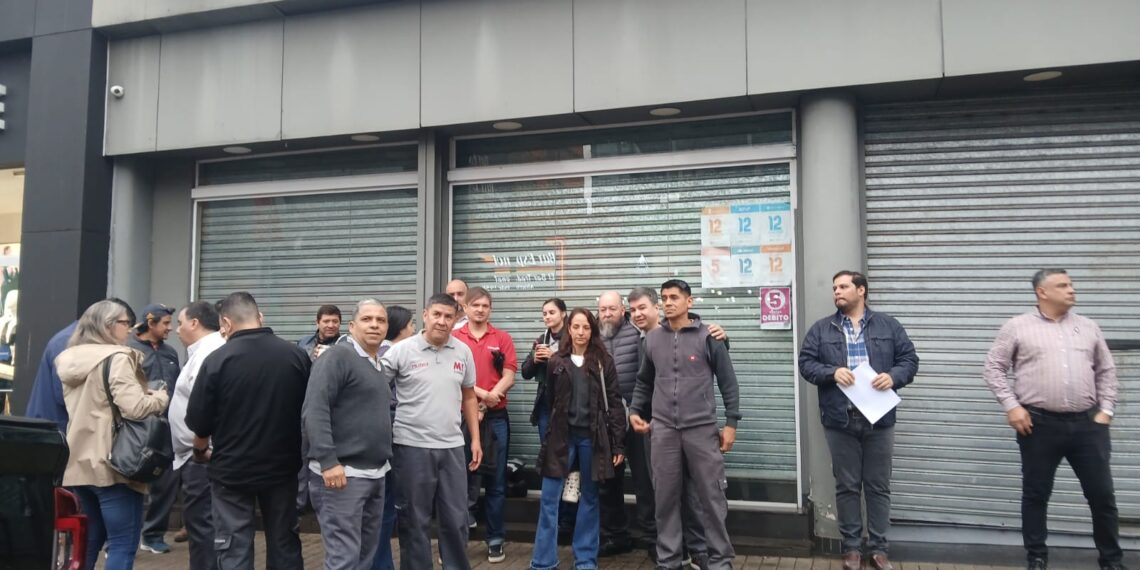 Empleados de Musimundo reclaman ante el cierre de dos sucursales en Posadas