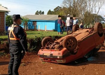 Volcó con su auto en un camino de El Soberbio y salió ileso