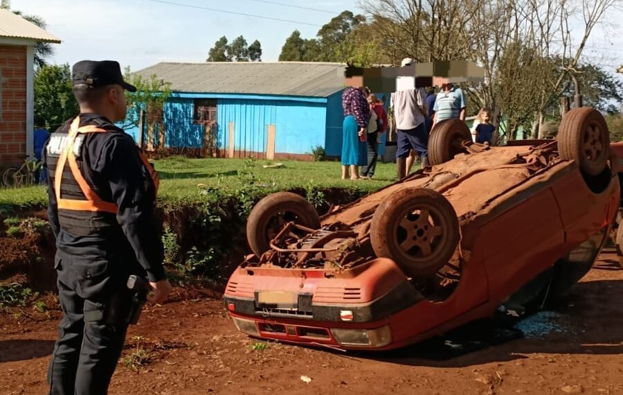 Volcó con su auto en un camino de El Soberbio y salió ileso
