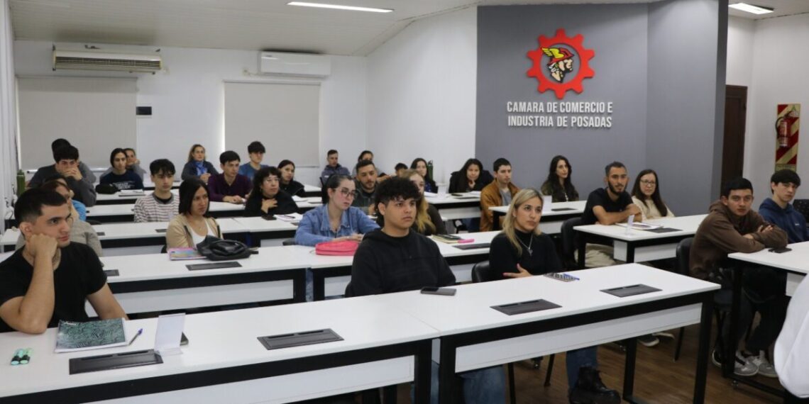 Posadas fortalece la inserción laboral con capacitaciones en atención al cliente, ventas y contabilidad