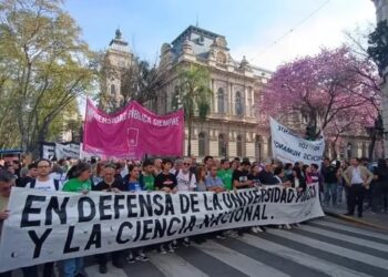 Gremialistas universitarios encabezan medida de fuerza por 24 horas