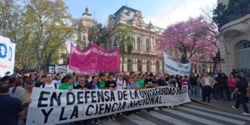 Gremialistas universitarios encabezan medida de fuerza por 24 horas