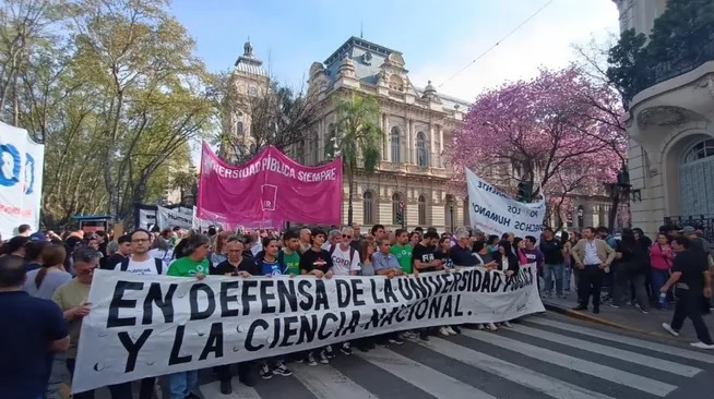 Gremialistas universitarios encabezan medida de fuerza por 24 horas