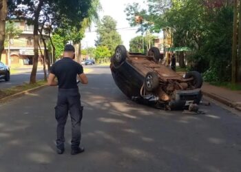 Despistó, volcó y salió ileso en un siniestro ocurrido en Posadas